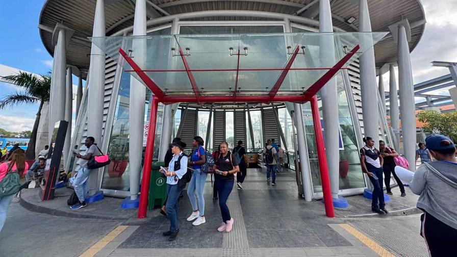 "Tuve que irme caminando: usuarios del metro narran caos tras averías en el metro