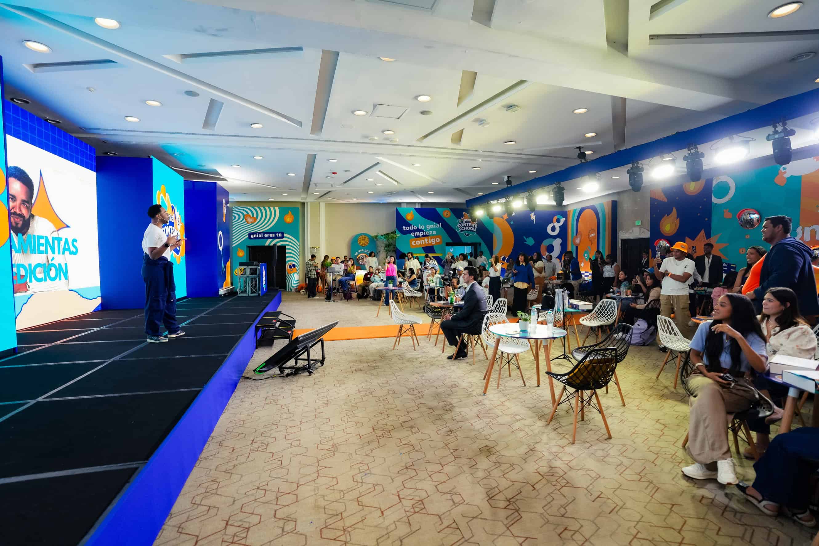 La jornada educativa integró talleres sobre ahorro, planificación financiera y estrategias de comunicación en redes sociales.