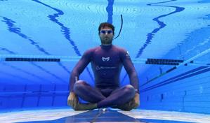 Con 29 minutos bajo el agua, un apneísta croata explora los límites humanos