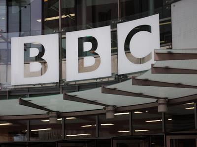 BBC reitera que se defenderá ante la demanda de Trump