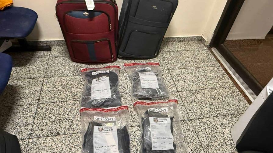 Apresan a extranjera que intentó viajar con cuatro paquetes de cocaína desde aeropuerto dominicano Apresan a extranjera que intentó viajar con cuatro paquetes de cocaína desde aeropuerto dominicano