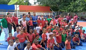 Inefi remoza canchas en centros educativos de La Romana