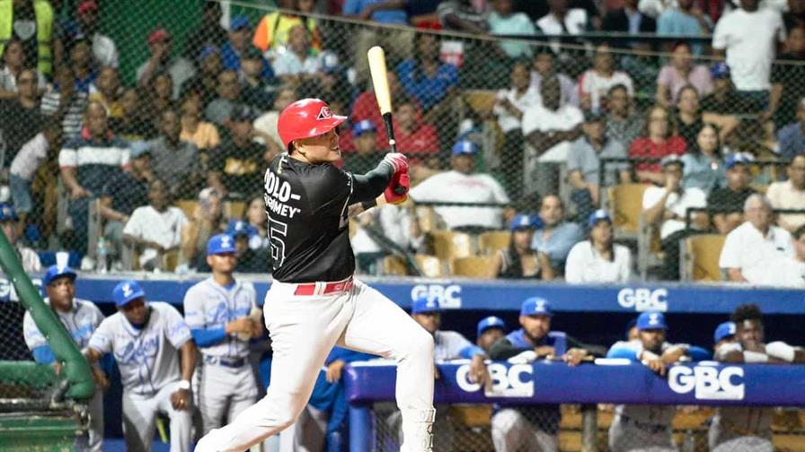 Los Leones ganan su tercer juego en línea al derrotar a los Gigantes en el primero de su doble juego