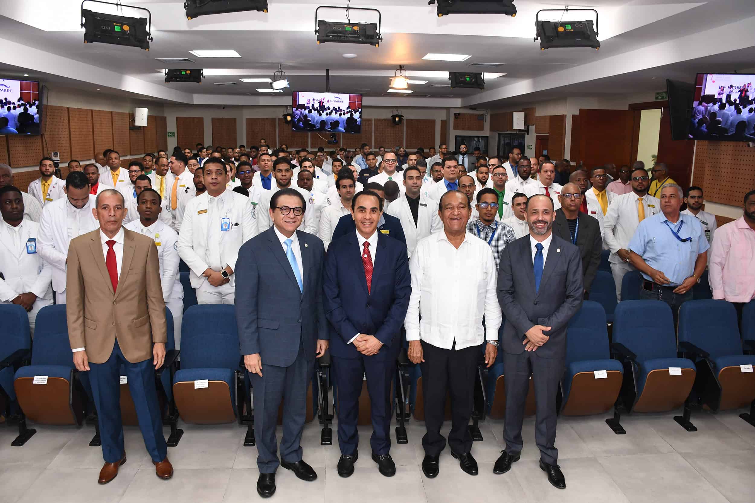  Conferencista Dr. Pablo Mateo junto a congresistas de la República Dominicana. 