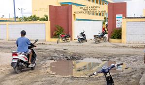 El municipio de Quisqueya clama por ayuda mientras estudiantes se enlodan y el mercado se deteriora