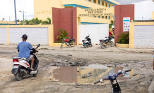 El municipio de Quisqueya clama por ayuda mientras estudiantes se enlodan y el mercado se deteriora