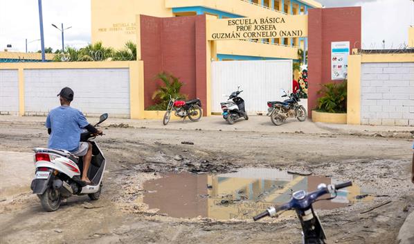 El municipio de Quisqueya clama por ayuda mientras estudiantes se enlodan y el mercado se deteriora