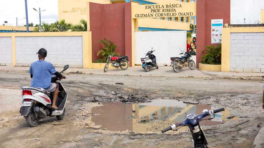 El municipio de Quisqueya clama por ayuda mientras estudiantes se enlodan y el mercado se deteriora