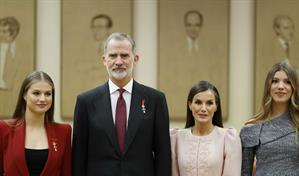 El rey Felipe VI destaca la transición democrática de España como modelo
