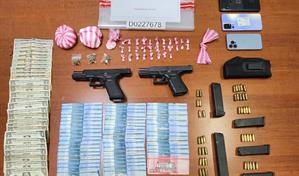 Arrestan a hombre en Santiago con armas, drogas y dinero en efectivo