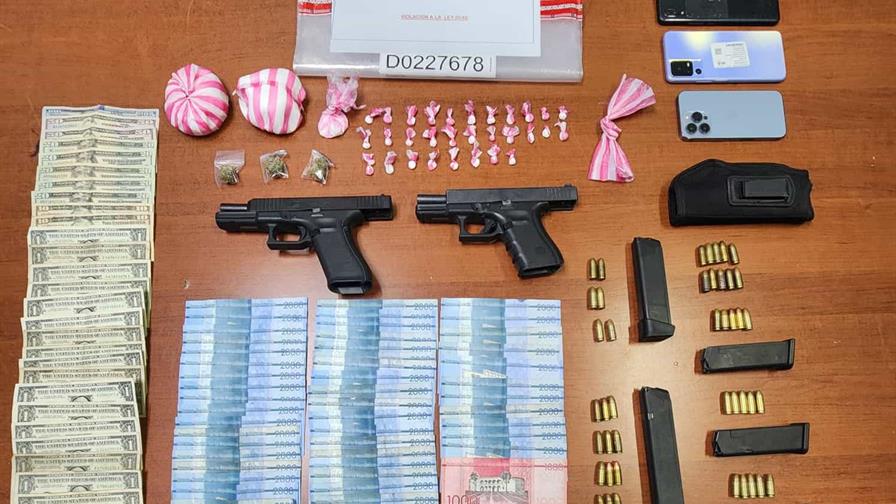 Arrestan a hombre en Santiago con armas, drogas y dinero en efectivo