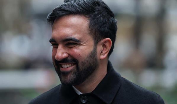 El alcalde de Nueva York, Zohran Mamdani, asume en una estaci&oacute;n de metro hist&oacute;rica