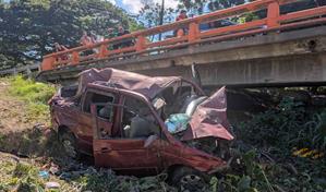 Al menos 23 heridos en accidente de minibús que cayó al río y se incendio