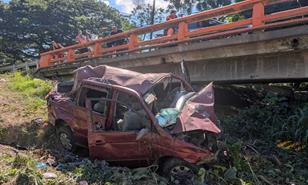 Al menos 23 heridos en accidente de minibús que cayó al río y se incendio en Valverde