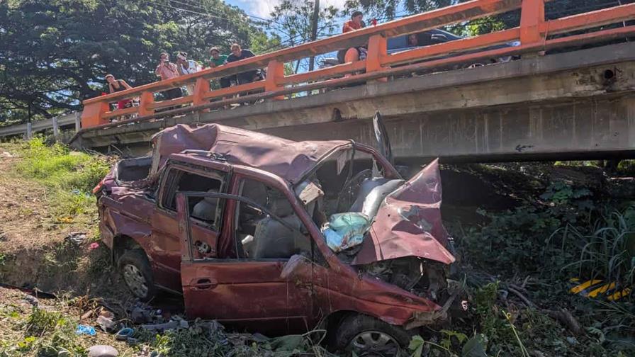 Al menos 23 heridos en accidente de minibús que cayó al río y se incendio en Valverde Al menos 23 heridos en accidente de minibús que cayó al río y se incendio en Valverde
