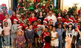 La vicepresidenta y la primera dama encienden el árbol de Navidad en el Palacio Nacional