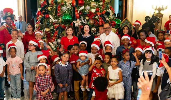 La vicepresidenta y la primera dama encienden el árbol de Navidad en el Palacio Nacional