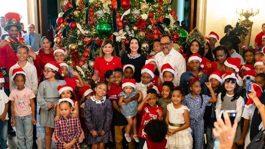 La vicepresidenta y la primera dama encienden el árbol de Navidad en el Palacio Nacional