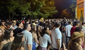 Fanáticos llegan en masa al estadio Olímpico para el concierto de Bad Bunny