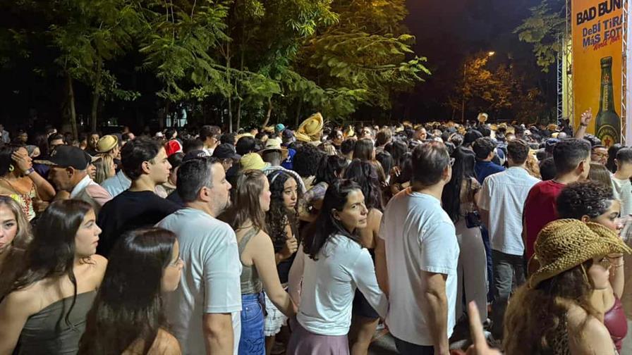 Fanáticos llegan en masa al estadio Olímpico para el concierto de Bad Bunny