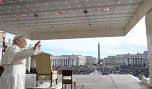 El papa defiende que la fe y la razón son complementarias en una educación auténtica