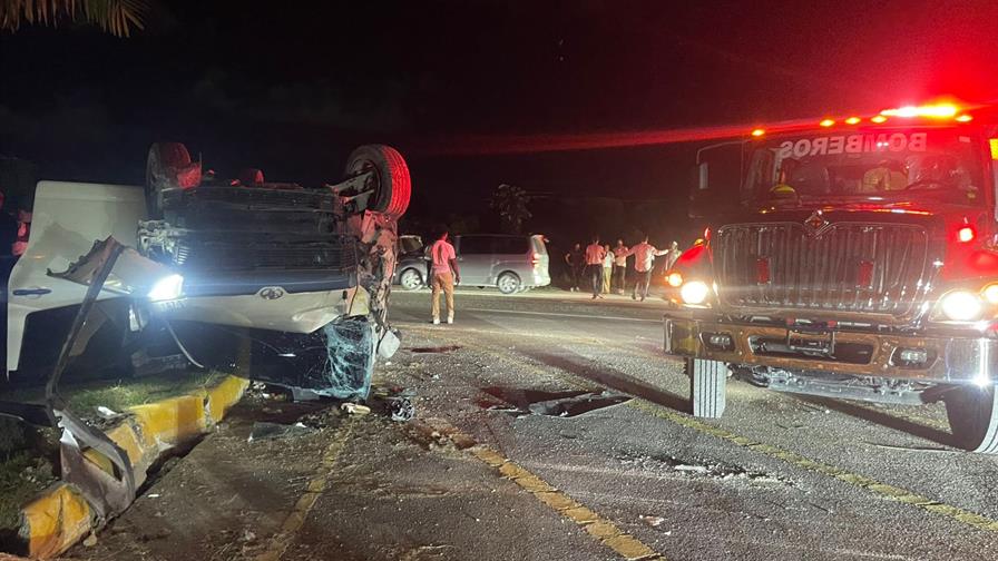 Volcadura de minibús deja tres heridos en el Cruce de Manatí en Bávaro