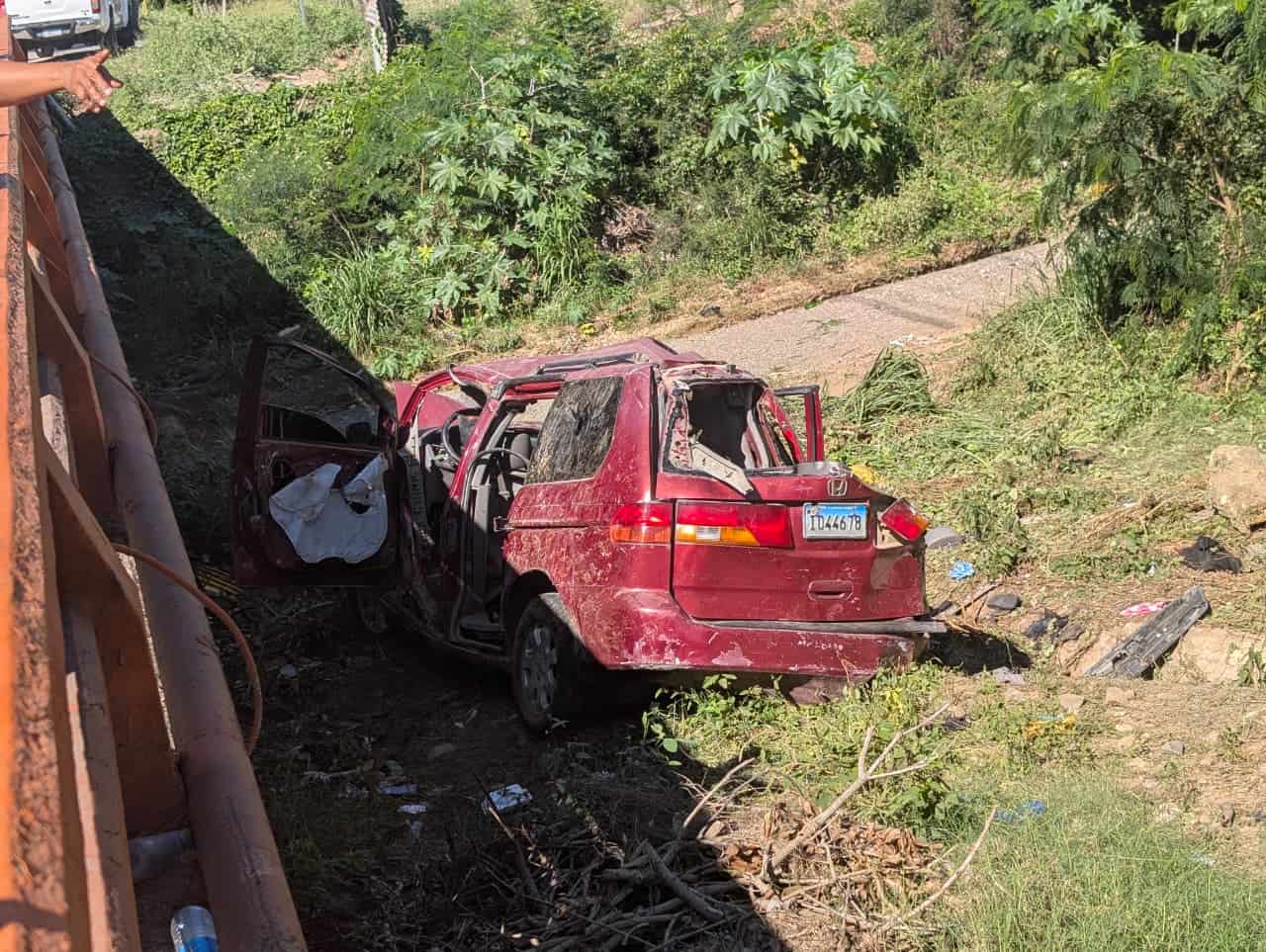 Minivan Honda que se accidentó la noche del 21 de noviembre de 2025 en El Maizal, Valverde. El accidente dejó al menos 23 heridos y se investiga por presunto tráfico de migrantes.