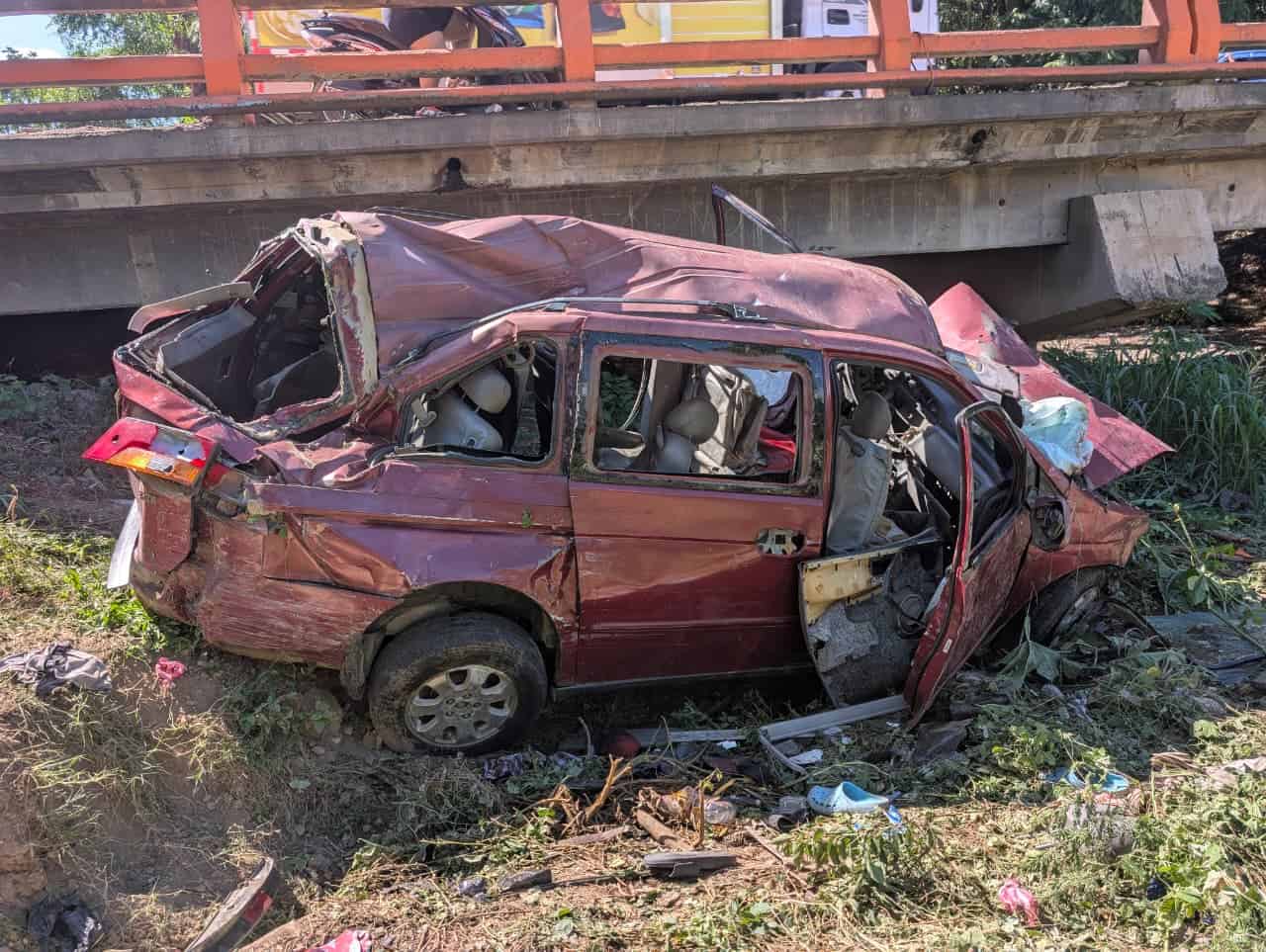 Minivan Honda que se accidentó la noche del 21 de noviembre de 2025 en El Maizal, Valverde. El accidente dejó al menos 23 heridos y se investiga por presunto tráfico de migrantes.