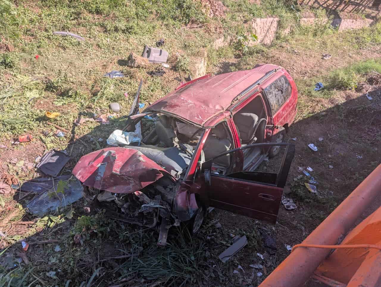 Minivan Honda que se accidentó la noche del 21 de noviembre de 2025 en El Maizal, Valverde. El accidente dejó al menos 23 heridos y se investiga por presunto tráfico de migrantes.