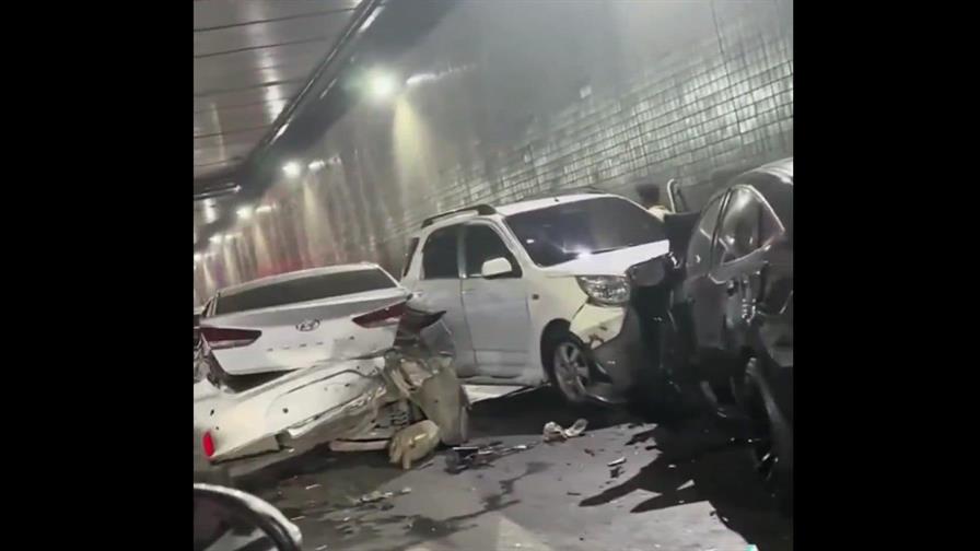 Accidente múltiple en el túnel de la 27 de Febrero deja cuatro personas con heridas leves Accidente múltiple en el túnel de la 27 de Febrero deja cuatro personas con heridas leves