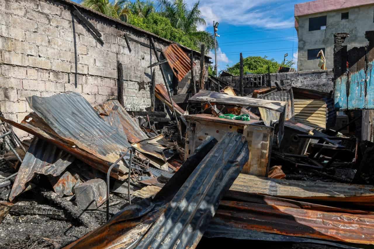 Lo que quedó de la casa de concreto y de zinc, pero dividida por plywood en tres viviemdas.