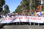Cientos de fieles marchan en la XIV versión de la caminata "Un Paso por mi Familia" Cientos de fieles marchan en la XIV versión de la caminata "Un Paso por mi Familia"
