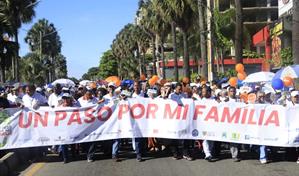 Cientos de fieles marchan en la XIV versión de la caminata "Un Paso por mi Familia"