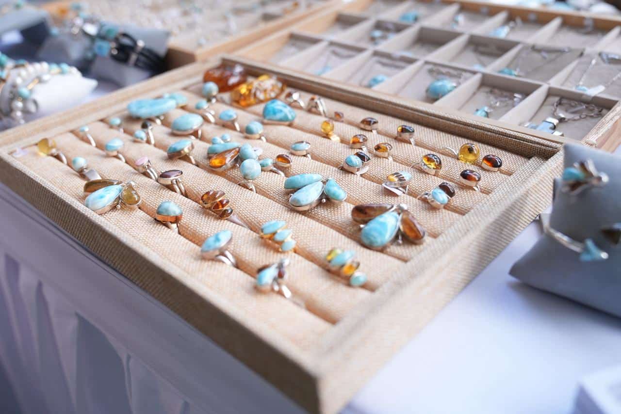 Piezas de los mineros, artesanos y joyeros del larimar en Barahona.