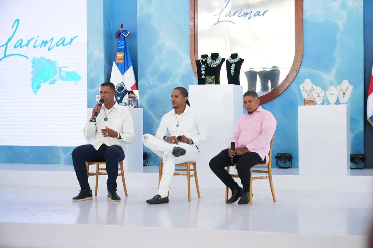 Mineros, artesanos y joyeros del larimar en Barahona exhiben sus piezas.<br>