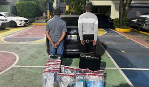 DNCD arresta a dos hombres con maleta llena de ropa empapada de presunta cocaína