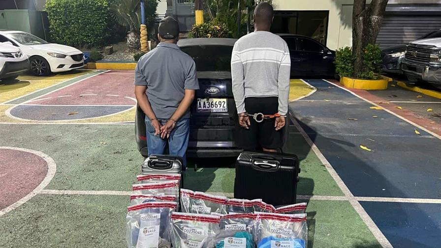 DNCD arresta a dos hombres con maleta llena de ropa empapada de presunta cocaína