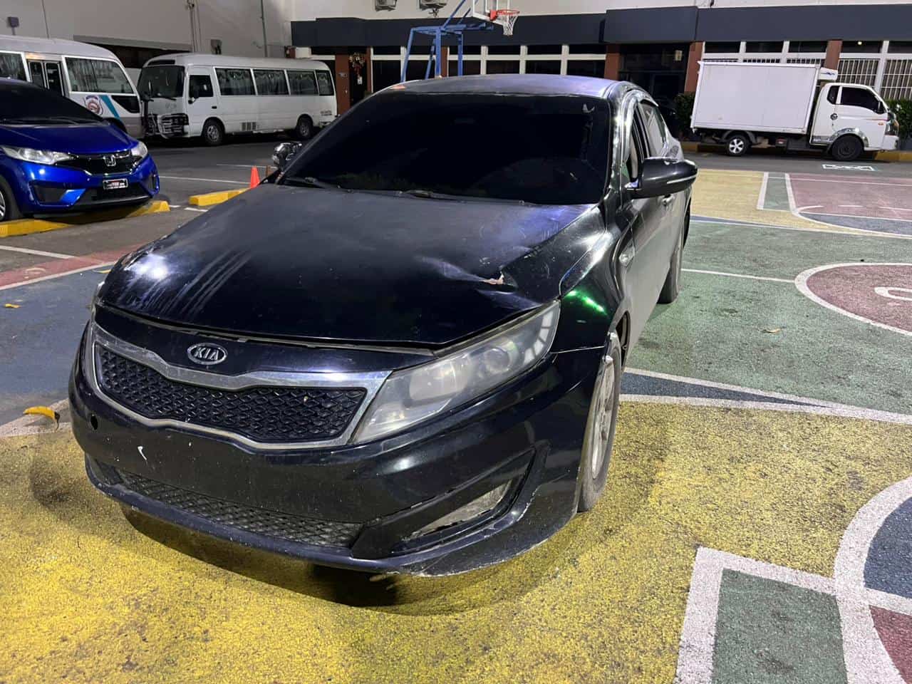 Vehículo, marca Kia, en el que se trasladaban los detenidos.