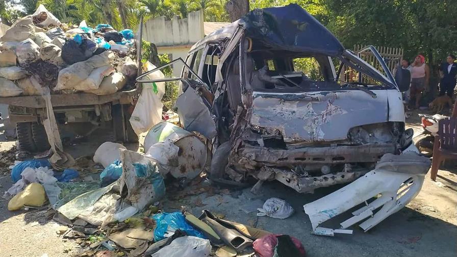 Al menos 14 heridos en choque entre minibús escolar y un camión en La Vega