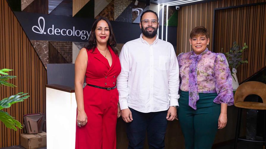 Decology Julieta recibe la primera tertulia  "Una luz que nunca se apaga" de Ana Mercy Ot&aacute;&ntilde;ez