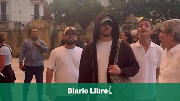 Bad Bunny se pasea por la Ciudad Colonial
