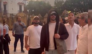 Como todo un turista, Bad Bunny se pasea por la Ciudad Colonial