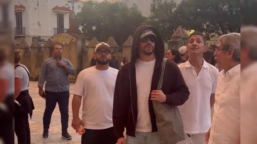 Como todo un turista, Bad Bunny se pasea por la Ciudad Colonial