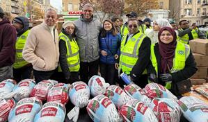 Líderes dominicanos en Nueva York entregan pavos en víspera de Acción de Gracias