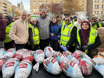 Dominicanos en NY entregan pavos en víspera de Acción de Gracias