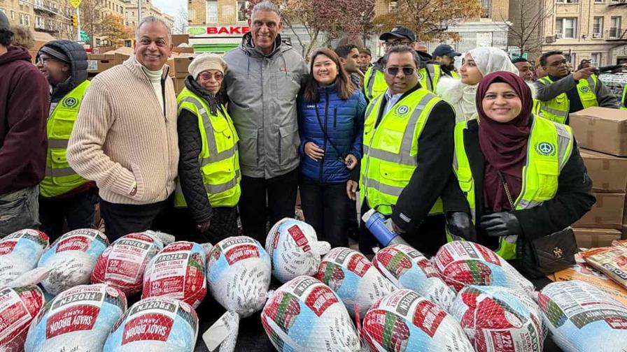 Líderes dominicanos en Nueva York entregan pavos en víspera de Acción de Gracias