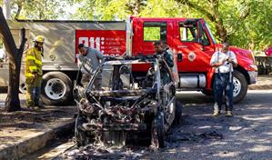 Vehículo estacionado se incendia frente al Ministerio de Agricultura y afecta yipeta