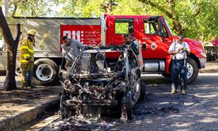 Vehículo estacionado se incendia frente al Ministerio de Agricultura y afecta yipeta