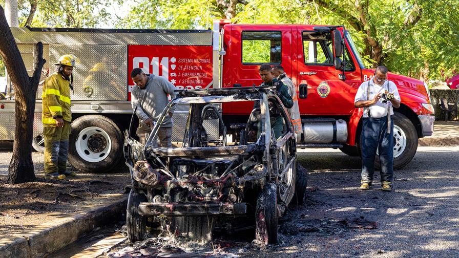 Vehículo estacionado se incendia frente al Ministerio de Agricultura y afecta yipeta