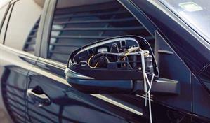 Piezas de veh&iacute;culos robadas son exhibidas y vendidas a plena luz en el Gran Santo Domingo